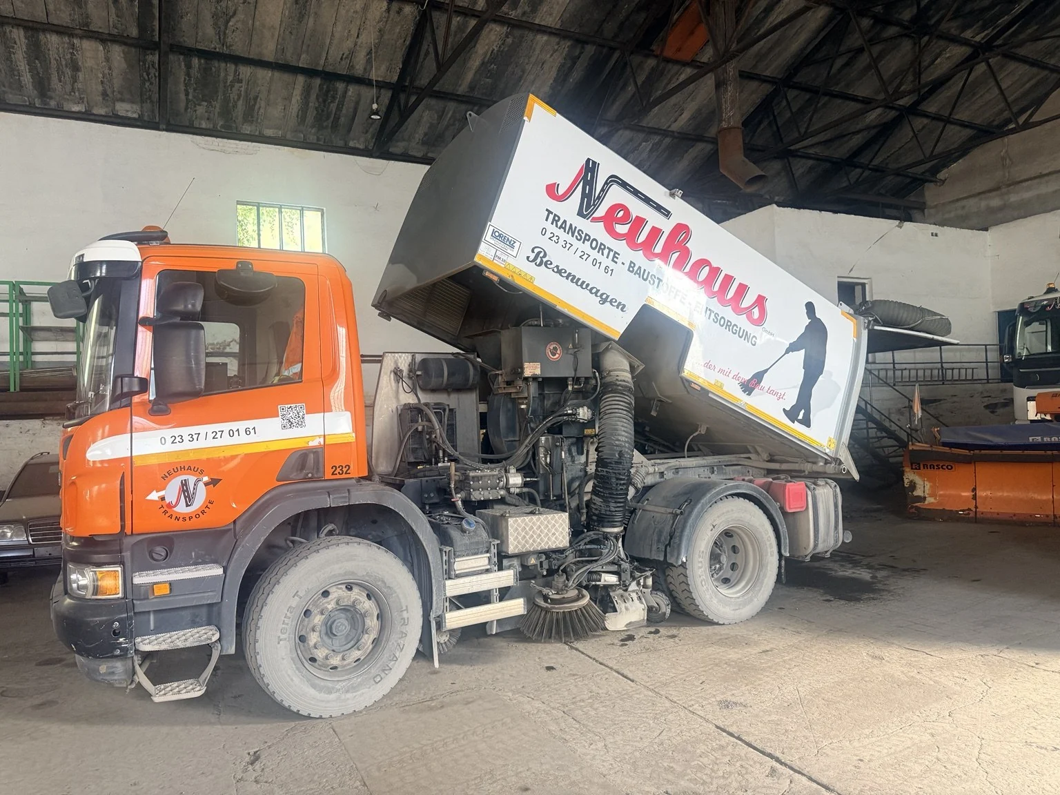 Neuhaus-Besenwagen für Flächen- und Baustellenreinigung