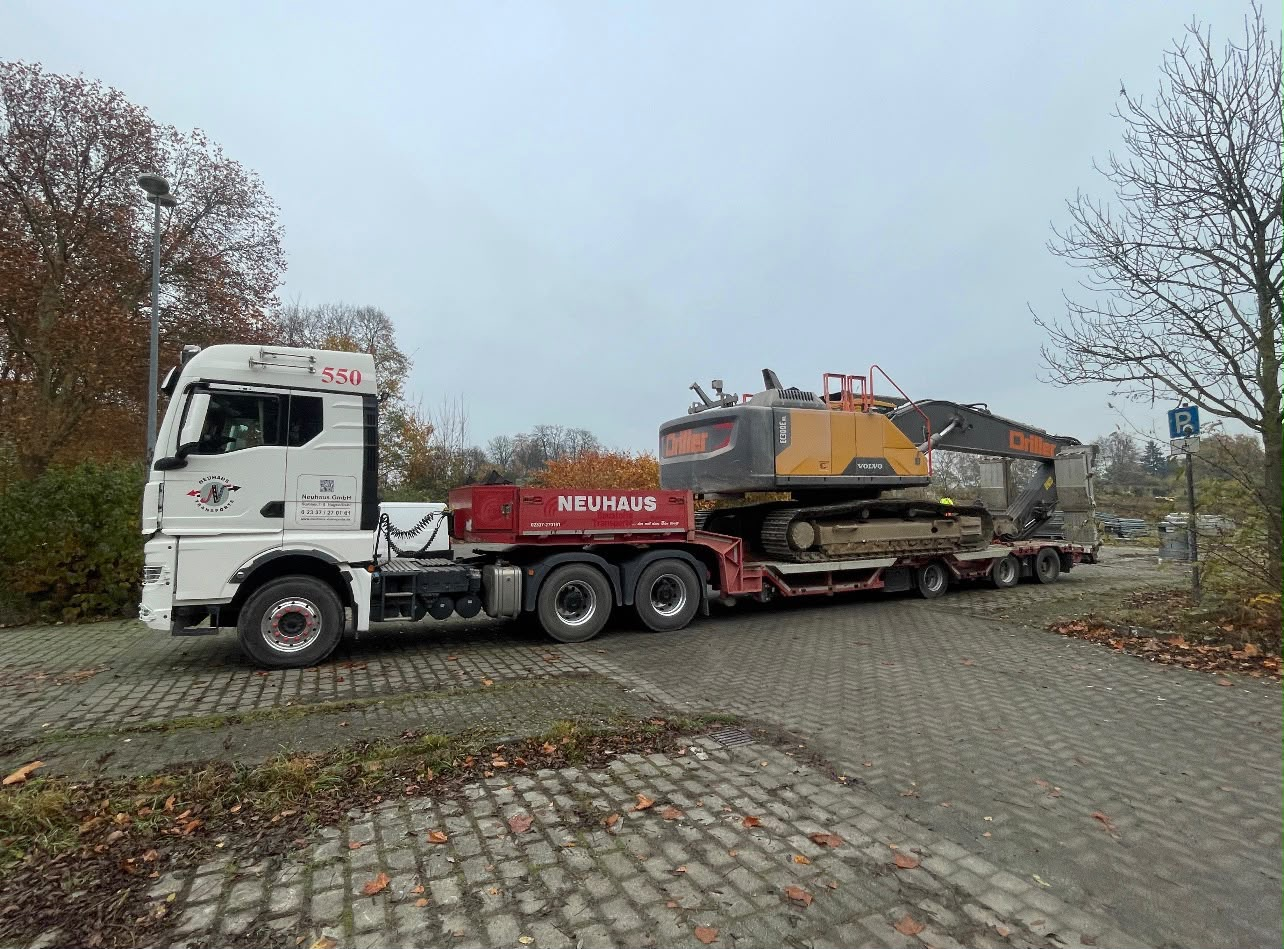 Neuhaus-Sattelzug mit Kettenbagger auf dem Tieflader